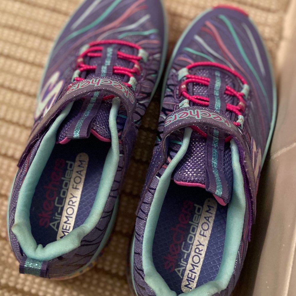 Skechers hardly worn 2.5Y girls sneakers